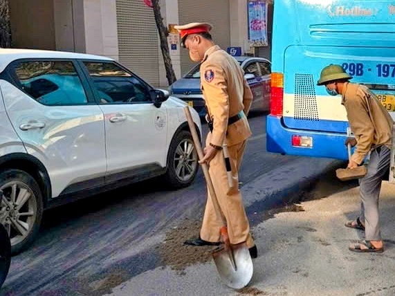 Cảnh sát nhanh chóng xử lý vết dầu máy loang trên phố khiến người dân trượt ngã