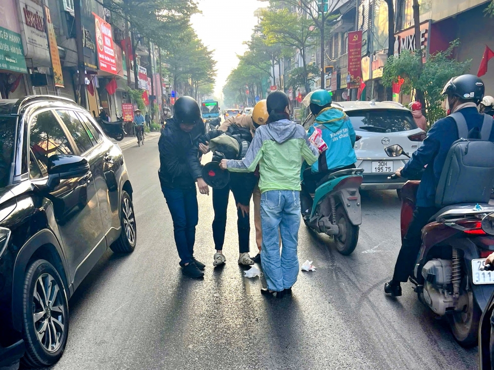 Cảnh sát nhanh chóng xử lý vết dầu máy loang trên phố khiến người dân trượt ngã