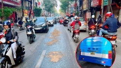 Cảnh sát nhanh chóng xử lý vết dầu máy loang trên phố khiến người dân trượt ngã