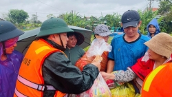 thu tuong moi nguoi lam viec bang hai de bu lai thiet hai do bao lu