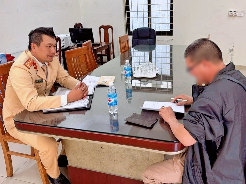 Công an xử lý tài xế xe khách không nhường đường cho xe ưu tiên