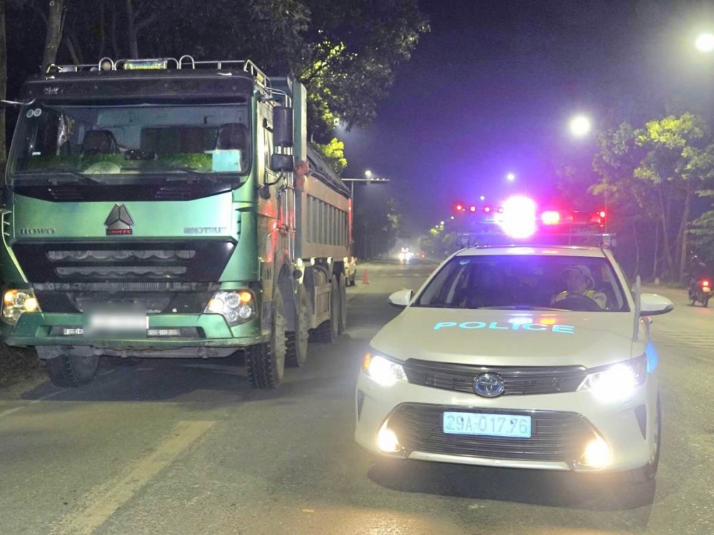 Cảnh sát Hà Nội xuyên đêm kiểm soát, xử lý xe chở quá tải; xe “độ” đèn, còi