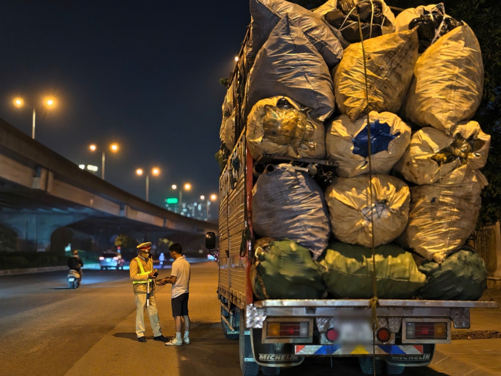 Cảnh sát Hà Nội xuyên đêm kiểm soát, xử lý xe chở quá tải; xe “độ” đèn, còi
