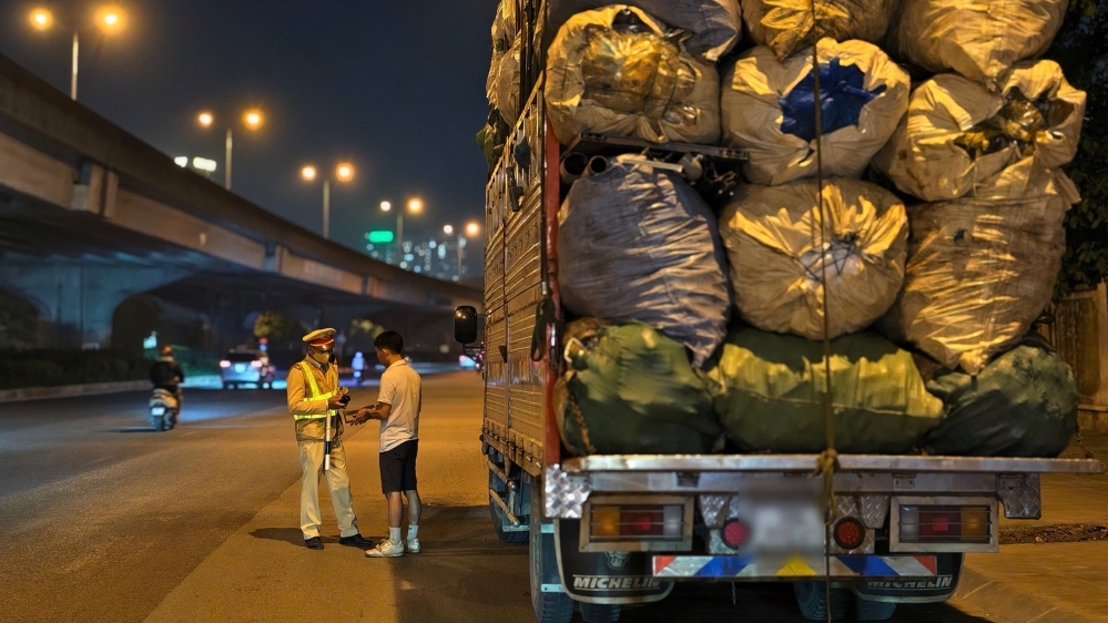 Cảnh sát Hà Nội xuyên đêm kiểm soát, xử lý xe chở quá tải; xe “độ” đèn, còi