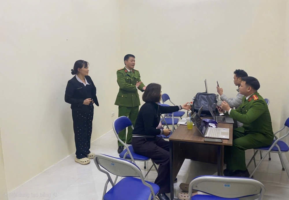 Công an xã Hoài Đức “đi từng ngõ, gõ từng nhà” làm sạch dữ liệu bằng lái và đăng ký xe