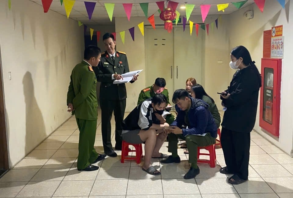 Công an xã Hoài Đức “đi từng ngõ, gõ từng nhà” làm sạch dữ liệu bằng lái và đăng ký xe