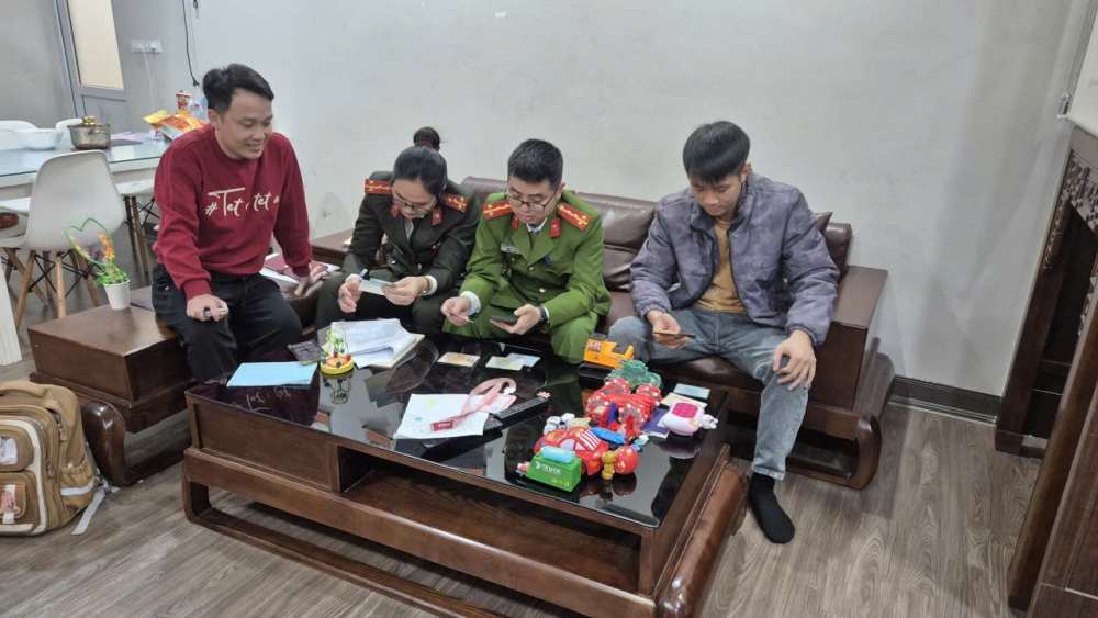 Công an xã Hoài Đức “đi từng ngõ, gõ từng nhà” làm sạch dữ liệu bằng lái và đăng ký xe