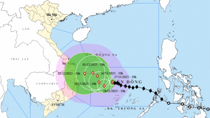 Điểm bất thường của cơn bão số 15 đang hướng về đất liền nước ta