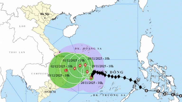 Bão số 15 đi dích dắc, suy yếu thành vùng áp thấp trước khi đổ bộ vào đất liền