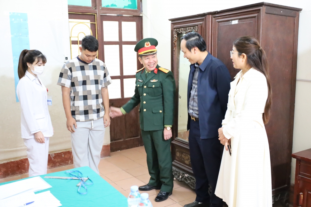 Lãnh đạo xã Hoa Lộc kiểm tra, động viên thanh niên khám nghĩa vụ năm 2026