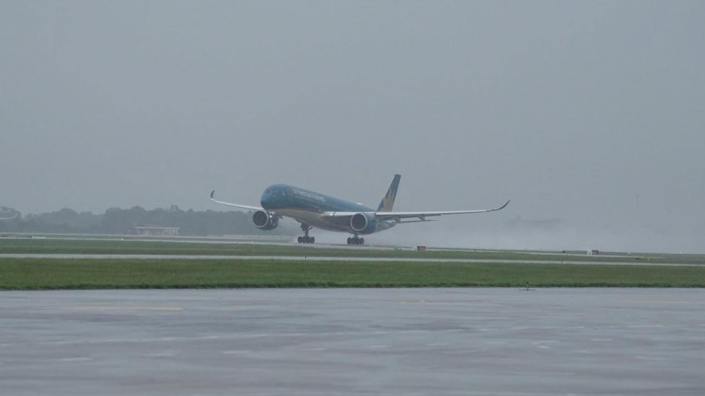 Hàng chục chuyến bay đổi hướng để tránh bão số 15