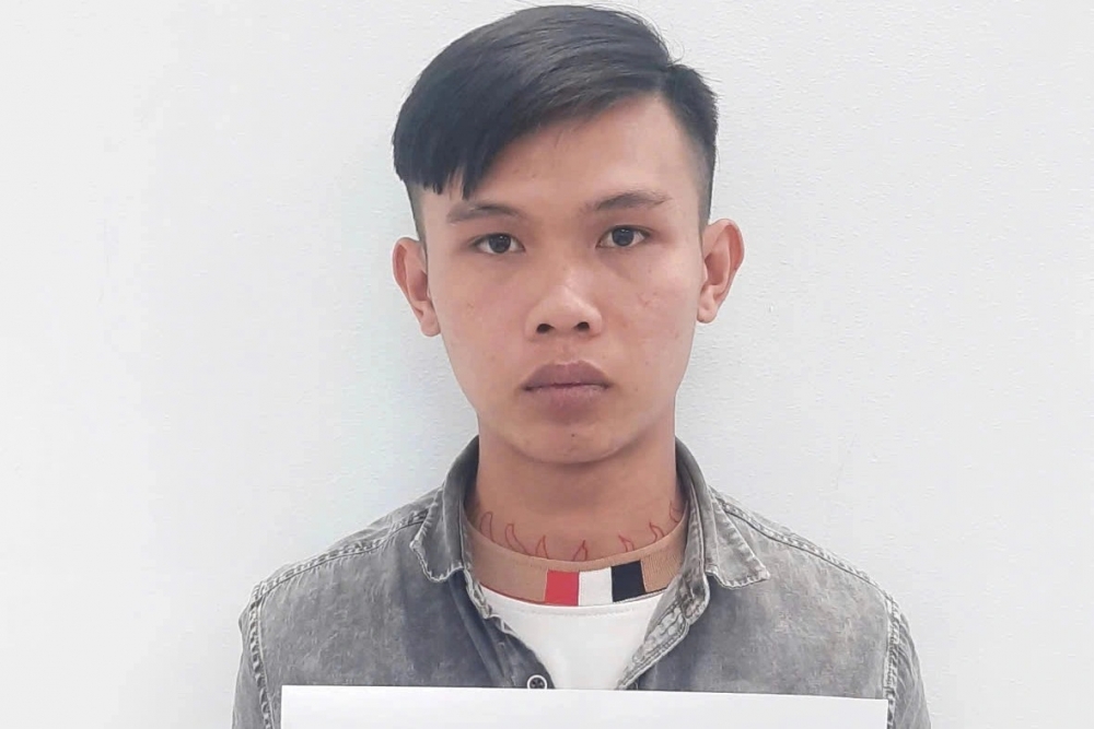 Nam thanh niên gắn biển số giả, lái ô tô bỏ chạy, húc đổ xe cảnh sát