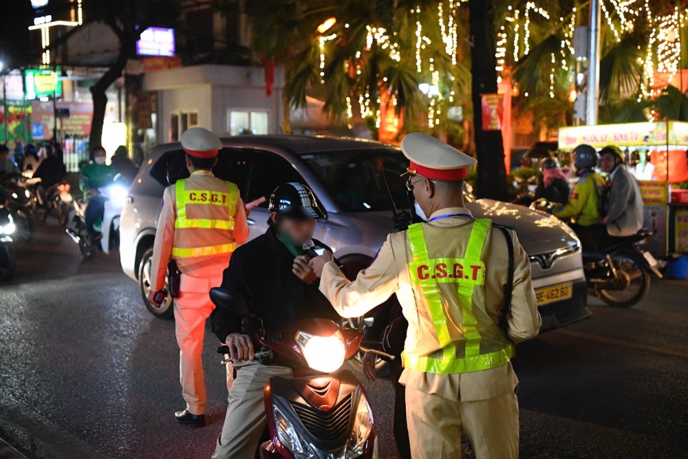 Cặp bạn thân cùng bàn nhậu, cùng bị thổi nồng độ cồn