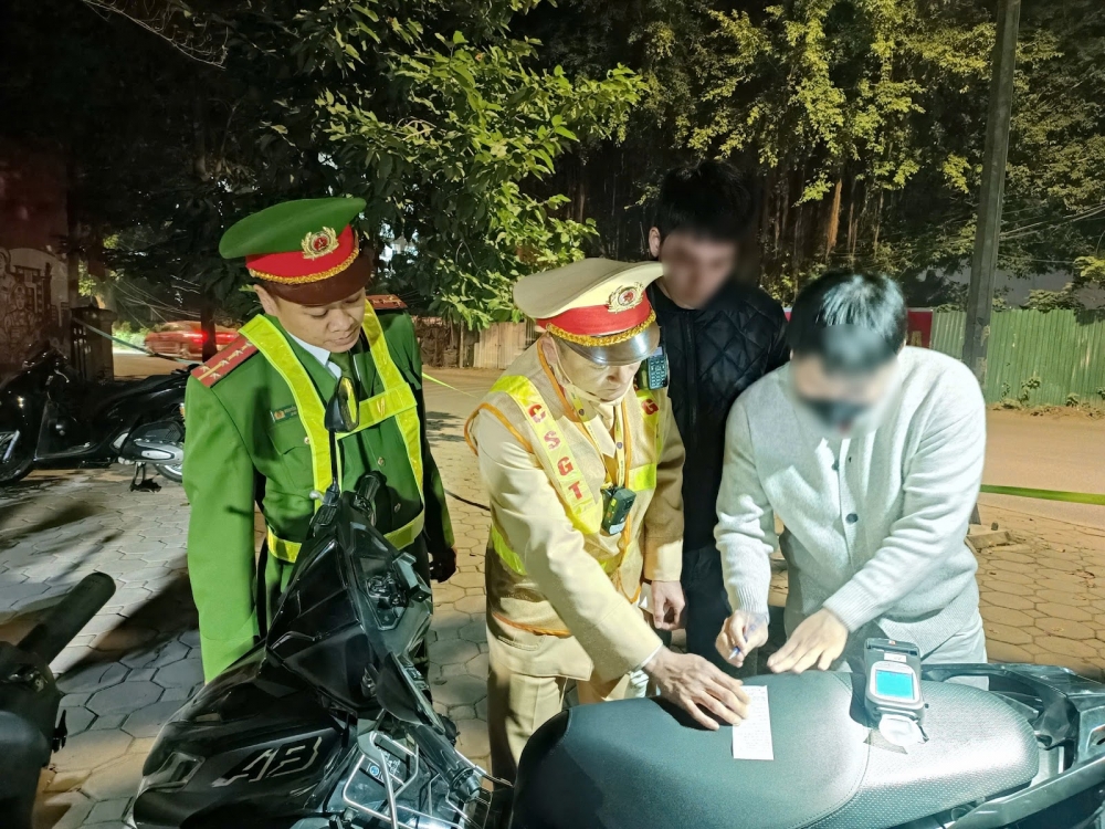 Cặp bạn thân cùng bàn nhậu, cùng bị thổi nồng độ cồn