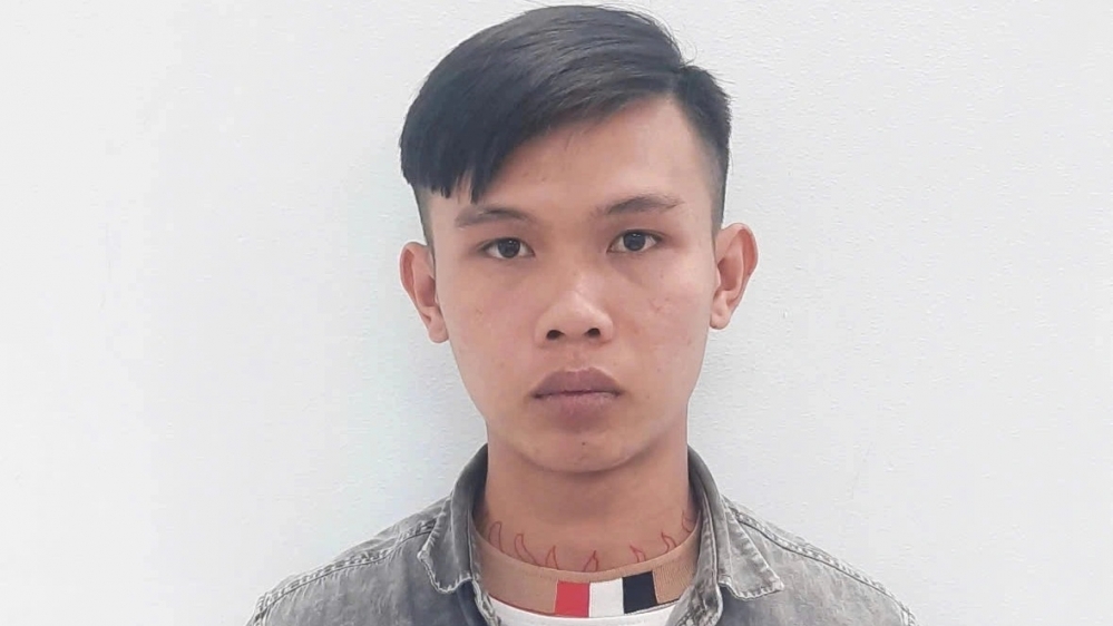 Nam thanh niên gắn biển số giả, lái ô tô bỏ chạy, húc đổ xe cảnh sát