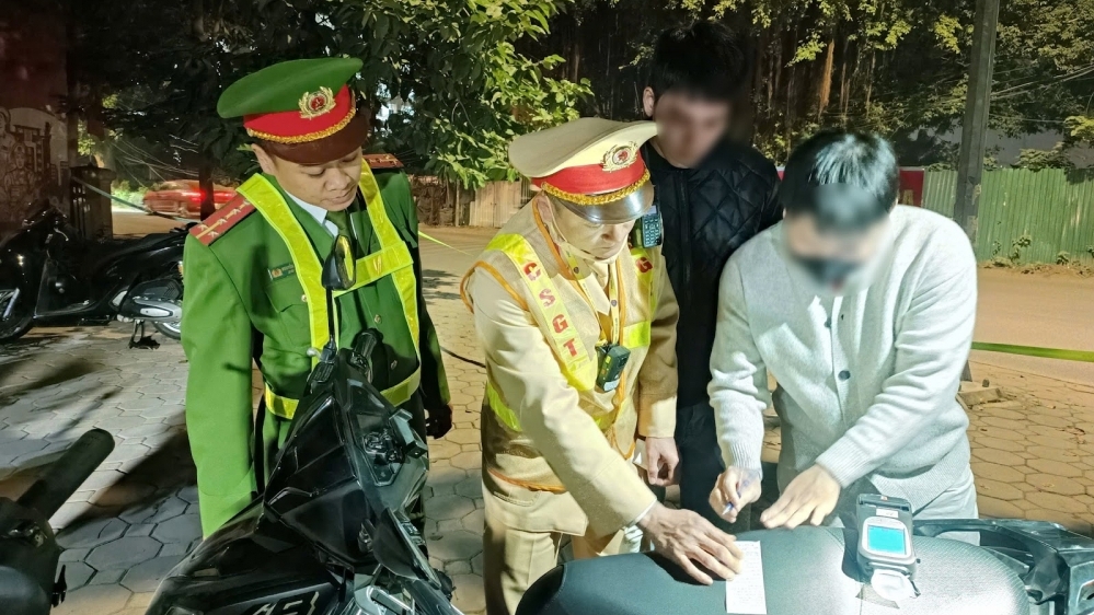 Cặp bạn thân cùng bàn nhậu, cùng bị thổi nồng độ cồn