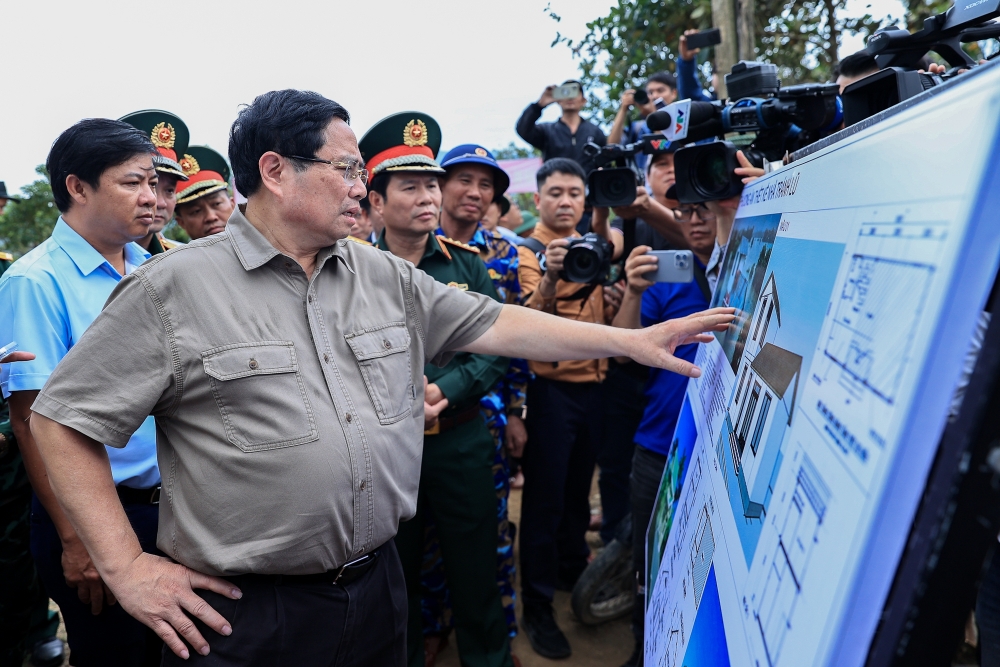 Thủ tướng: Triển khai &quot;chiến dịch Quang Trung&quot; thần tốc dựng lại nhà cho đồng bào bị thiên tai