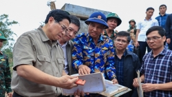 thu tuong mo chien dich quang trung than toc dung lai nha cho nguoi dan vung lu