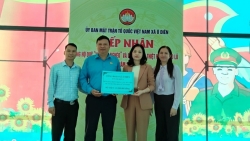 can bo nhan dan xa o dien lan toa nghia tinh den voi dong bao mien trung