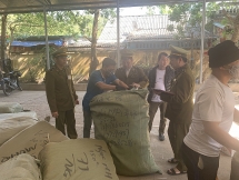 Hàng trăm sản phẩm thời trang nghi giả Louis Vuitton bị thu giữ tại Lạng Sơn