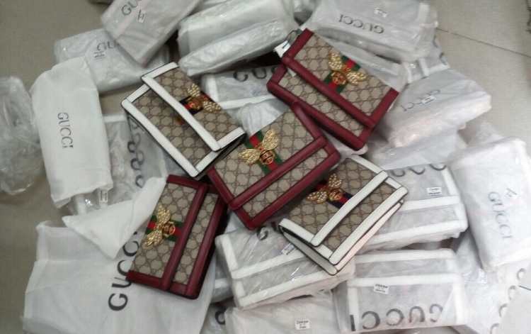 ha noi dot kich co so ban tui xach nhai hang hieu lv chanel gucci