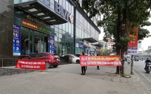 Tiểu thương căng băn rôn bủa vây tòa nhà Eurowindow Multi Complex