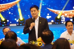 chu tich vietravel airlines mao hiem bay de tim co hoi trong khung hoang