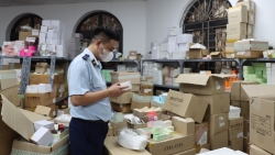 "Đột kích" kho hàng của hot girl livestream chốt hàng nghìn đơn mỗi ngày