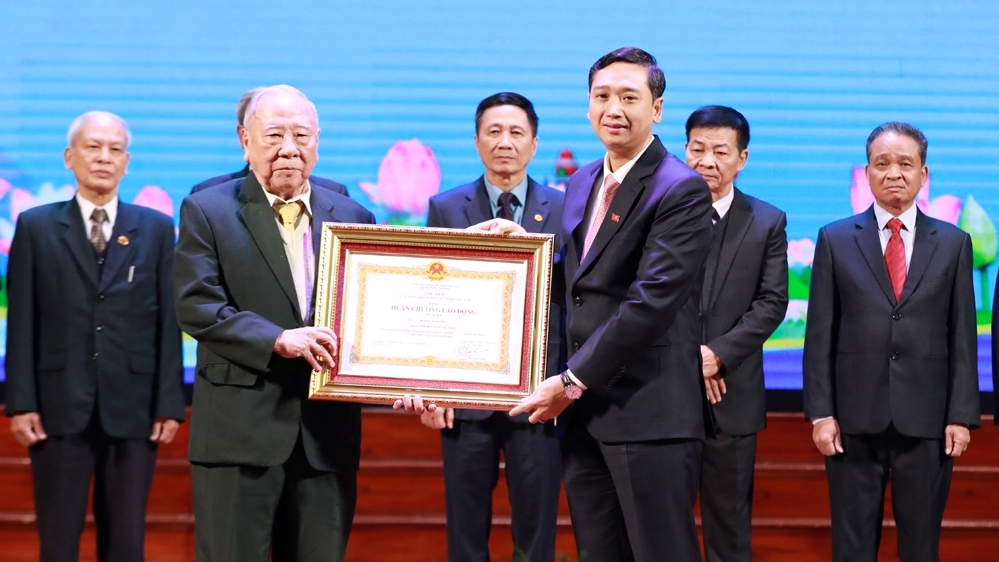 Nguyên Tổng Biên tập Báo Bắc Giang được trao tặng Huân chương Lao động hạng Ba