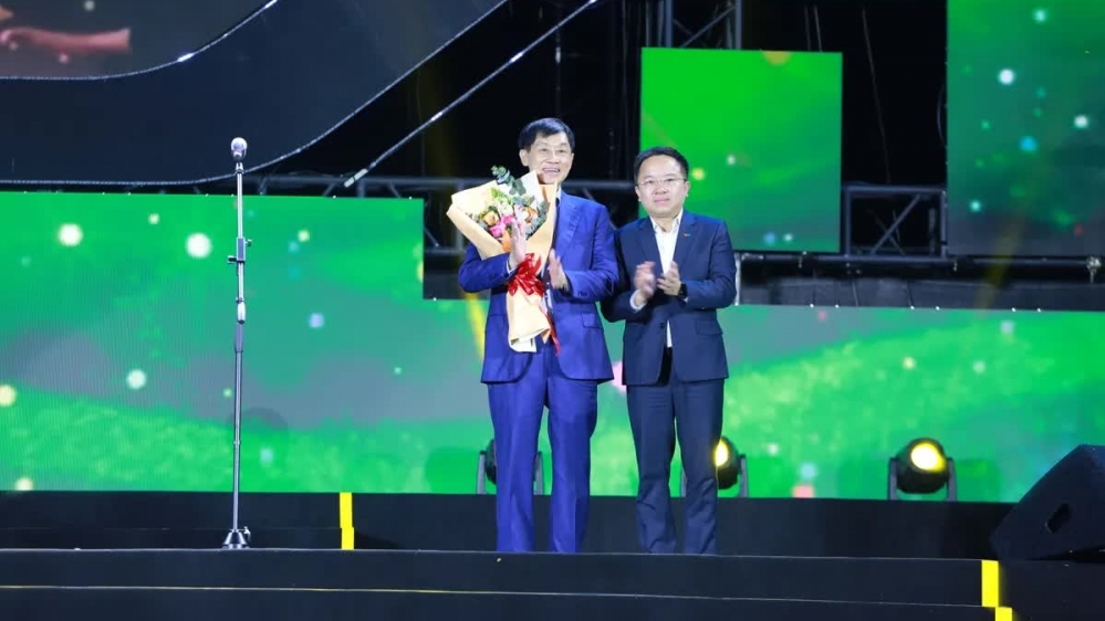 Nghĩa tình của tỷ phú Johnathan Hạnh Nguyễn với bà con vùng lũ miền Trung