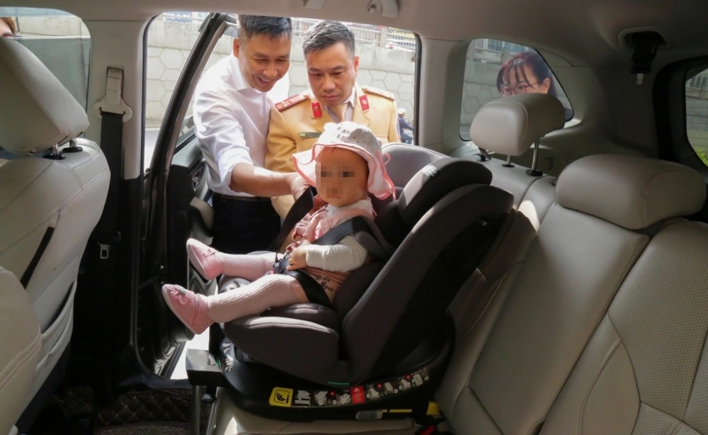 Ô tô kinh doanh vận tải hành khách không cần trang bị ghế an toàn trẻ em