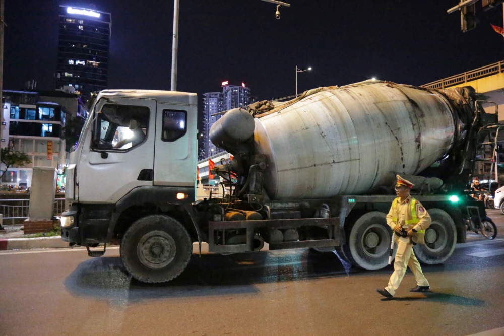 Cảnh sát giao thông tăng cường kiểm soát xe kinh doanh vận tải hàng hóa