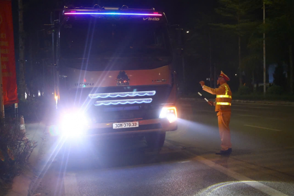 Cảnh sát giao thông tăng cường kiểm soát xe kinh doanh vận tải hàng hóa