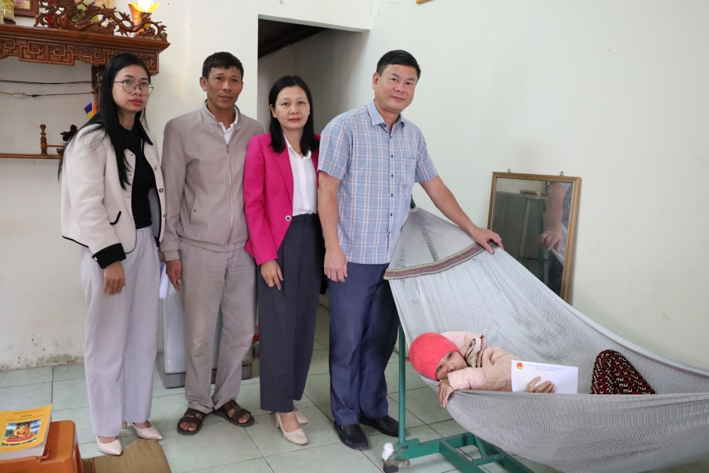 Thanh Hóa: Lãnh đạo xã Hoa Lộc thăm, tặng quà người khuyết tật Thanh Hóa: Lãnh đạo xã Hoa Lộc thăm, tặng quà người khuyết tật