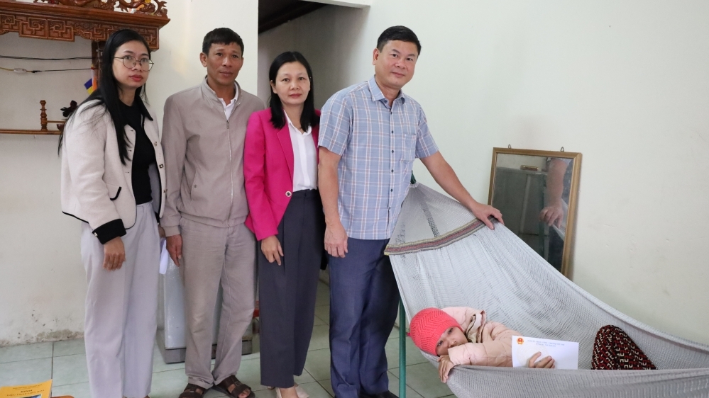 Thanh Hóa: Lãnh đạo xã Hoa Lộc thăm, tặng quà người khuyết tật