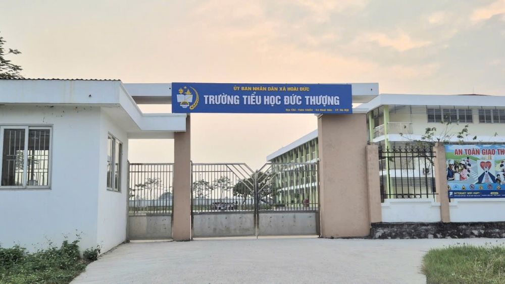 Hoài Đức: Phụ huynh kêu trời vì học sinh phải học chung với ruồi và ô nhiễm giữa Thủ đô