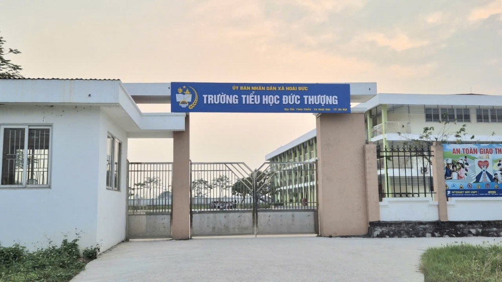 Hoài Đức: Phụ huynh kêu trời vì học sinh phải học chung với ruồi và ô nhiễm giữa Thủ đô