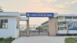 hoai duc phu huynh keu troi vi hoc sinh phai hoc chung voi ruoi va o nhiem giua thu do