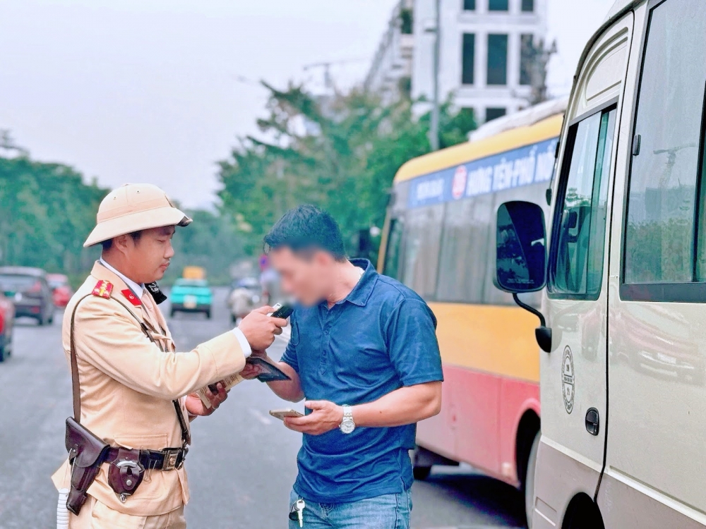 Công an Hà Nội xử lý hơn 1.000 xe kinh doanh vận tải vi phạm sau 20 ngày Công an Hà Nội xử lý hơn 1.000 xe kinh doanh vận tải vi phạm sau 20 ngày