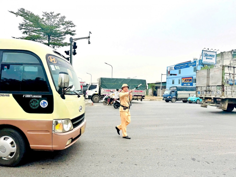 Công an Hà Nội xử lý hơn 1.000 xe kinh doanh vận tải vi phạm sau 20 ngày Công an Hà Nội xử lý hơn 1.000 xe kinh doanh vận tải vi phạm sau 20 ngày