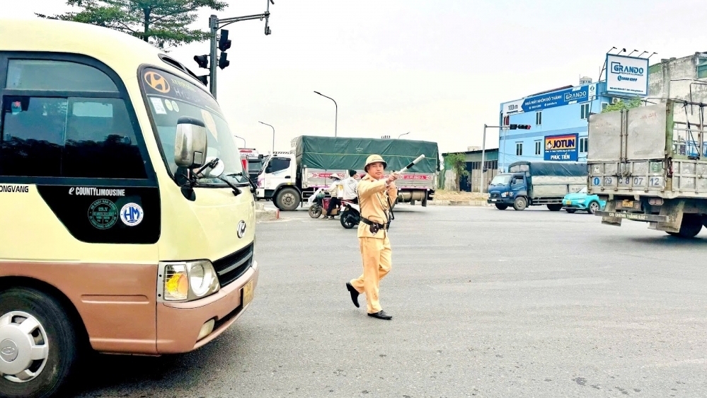 Công an Hà Nội xử lý hơn 1.000 xe kinh doanh vận tải vi phạm sau 20 ngày