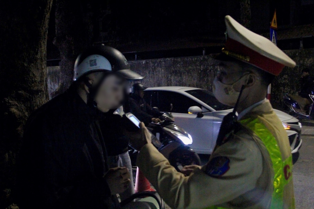 Cả nể gia chủ mời uống rượu, anh thợ xây “dính cồn” vượt hơn 2 lần mức kịch khung Cả nể gia chủ mời uống rượu, anh thợ xây “dính cồn” vượt hơn 2 lần mức kịch khung