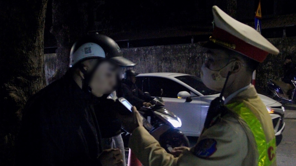 Cả nể gia chủ mời uống rượu, anh thợ xây “dính cồn” vượt hơn 2 lần mức kịch khung