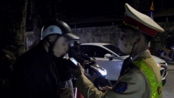 Cả nể gia chủ mời uống rượu, anh thợ xây “dính cồn” vượt hơn 2 lần mức kịch khung