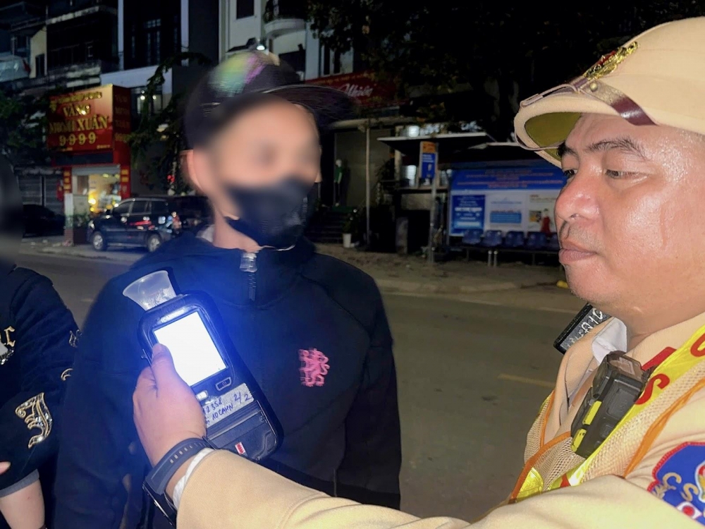 Người đàn ông chở can 20 lít rượu trên xe máy vi phạm nồng độ cồn vượt khung Người đàn ông chở can 20 lít rượu trên xe máy vi phạm nồng độ cồn vượt khung