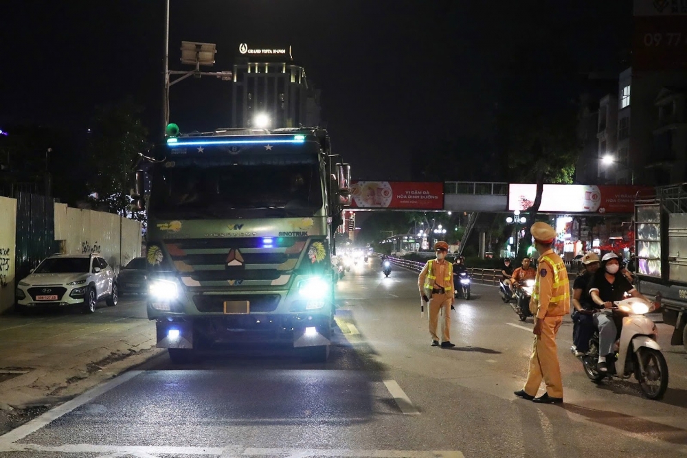Công an Hà Nội xuyên đêm kiểm tra, xử lý hàng chục xe quá tải Công an Hà Nội xuyên đêm kiểm tra, xử lý hàng chục xe quá tải