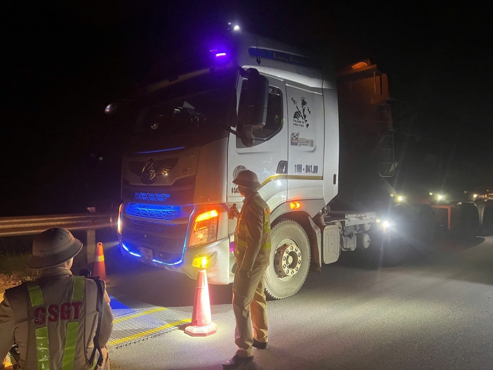 Công an Hà Nội xuyên đêm kiểm tra, xử lý hàng chục xe quá tải Công an Hà Nội xuyên đêm kiểm tra, xử lý hàng chục xe quá tải