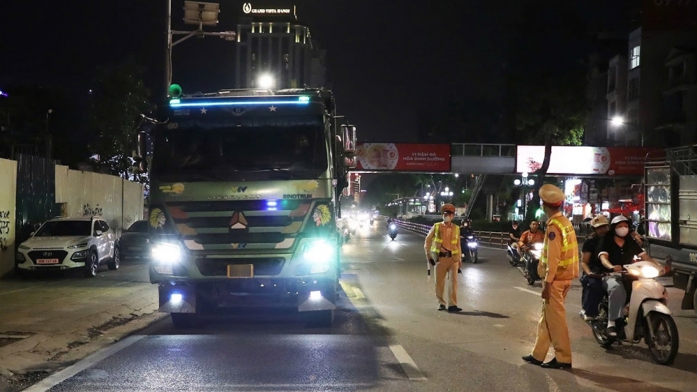 Công an Hà Nội xuyên đêm kiểm tra, xử lý hàng chục xe quá tải