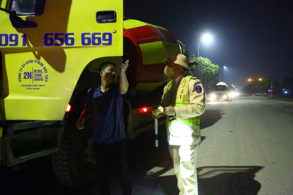 Hà Nội: Một tháng xử phạt hơn 1.100 xe chở hàng quá khổ, quá tải Hà Nội: Một tháng xử phạt hơn 1.100 xe chở hàng quá khổ, quá tải