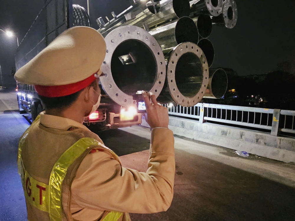 Hà Nội: Một tháng xử phạt hơn 1.100 xe chở hàng quá khổ, quá tải Hà Nội: Một tháng xử phạt hơn 1.100 xe chở hàng quá khổ, quá tải